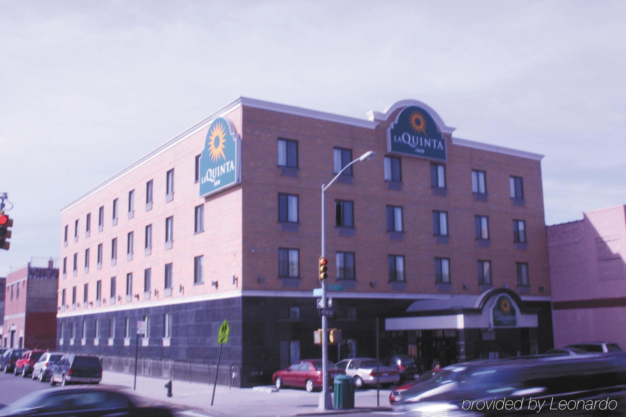 La Quinta Inn By Wyndham Queens New York Exterior photo